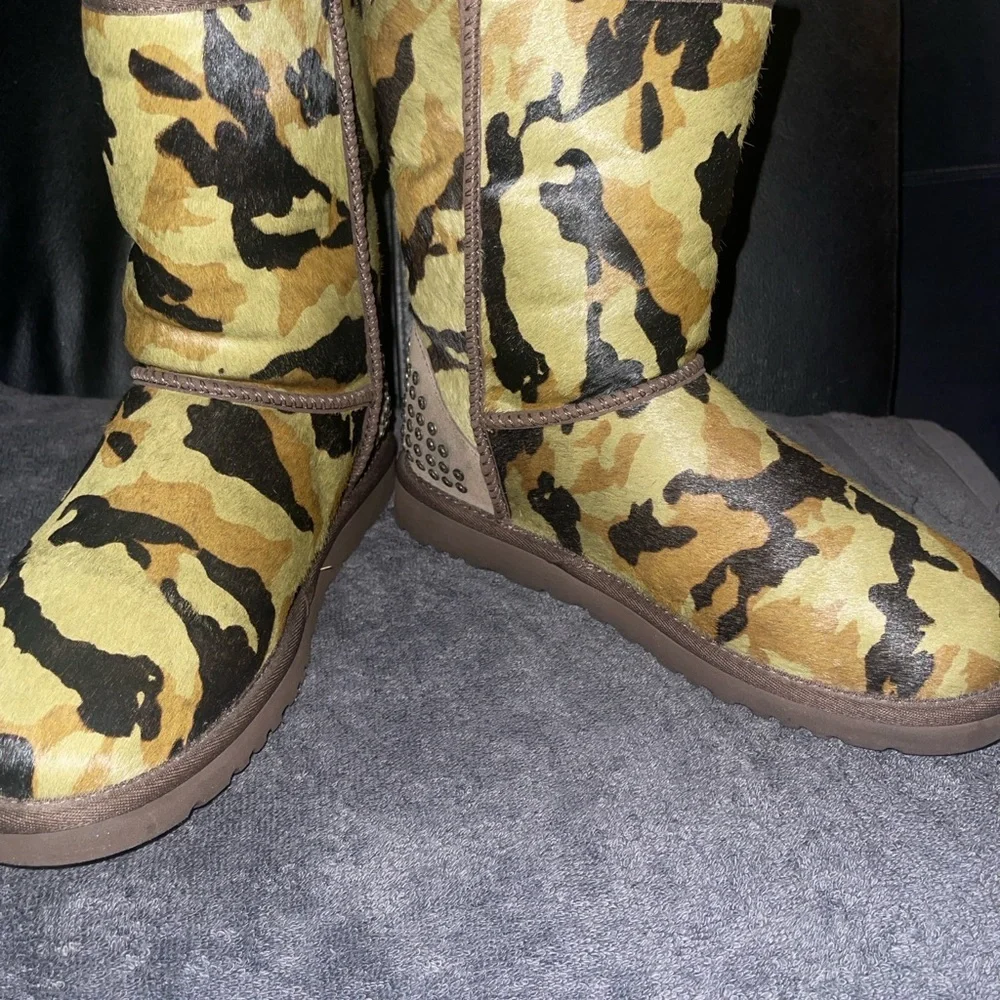 UGG ROWLAND CAMO CALF HAIR LEATHER SHEEPSKIN STUDDED BOOTS WOMEN SIZE 8 RARE HTF